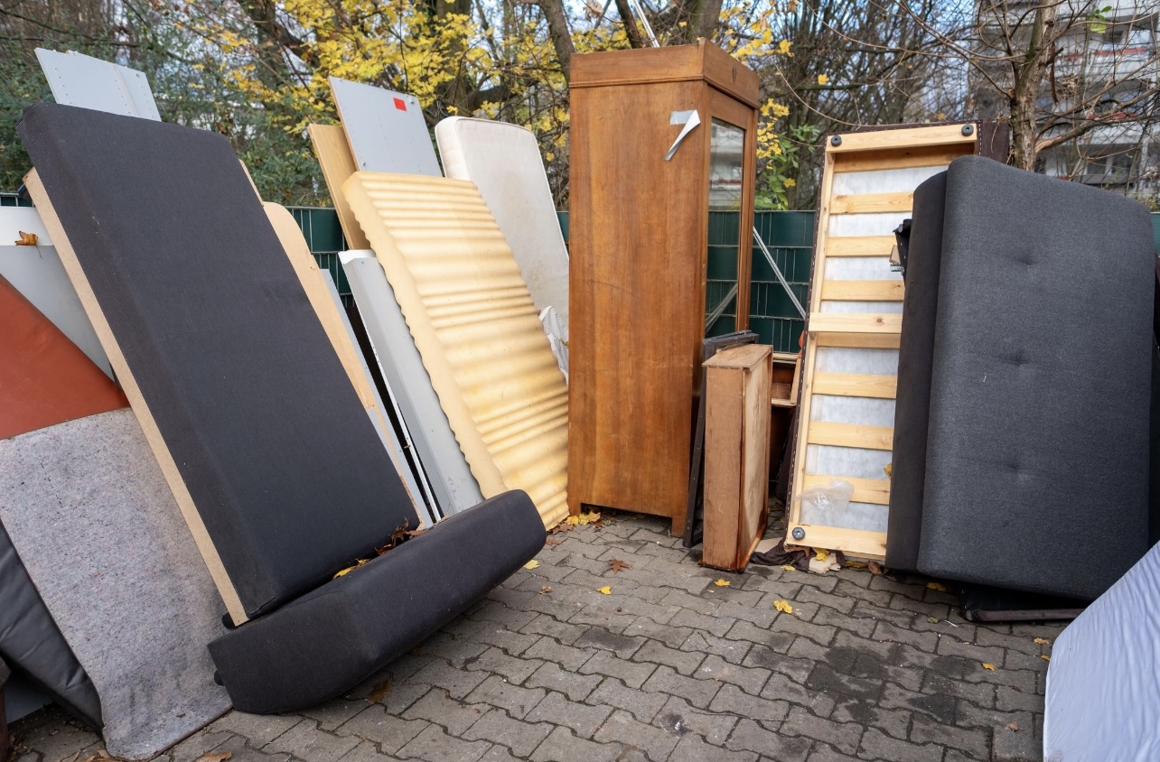 Sperrmüll – Möbel und Matratzen zur Abholung bereitgestellt